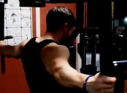 怎样练好三角肌后束,达到自然外翻的效果?