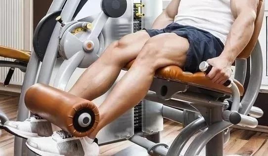 椅子锻炼法视频教程_坐在椅子上的锻炼方式_椅子怎么锻炼全身肌肉