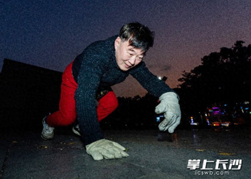 pg电子麻将胡了 长沙一老人连续22年坚持每天“爬行”，磨坏的手套数不清