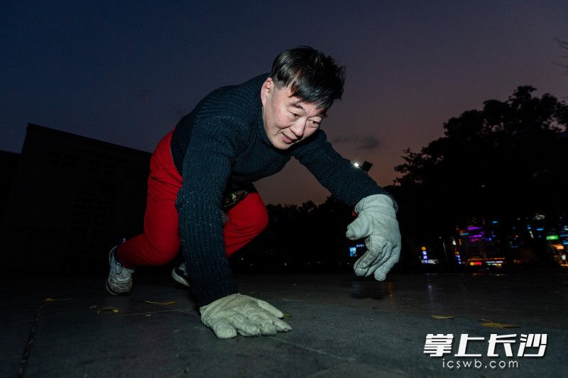 pg棋牌 长沙一老人连续22年坚持每天“爬行”，磨坏的手套数不清