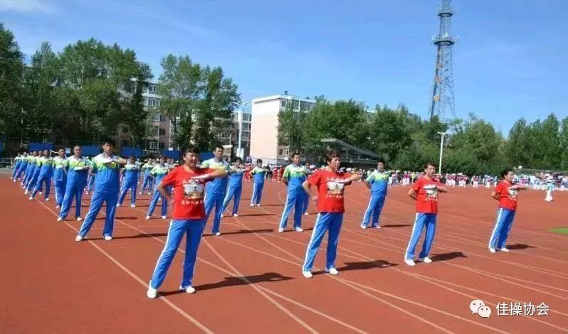 佳木斯快乐舞步第套完整版_佳木斯快乐舞步1-6节口令_佳木斯快乐舞步第二套动作分解