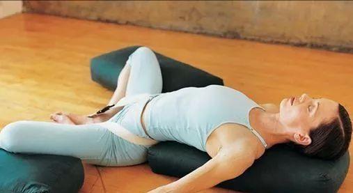 瑜伽腿盖冥想毯子要上几圈_瑜伽冥想腿上要盖个毯子_练瑜伽的毯子叫什么