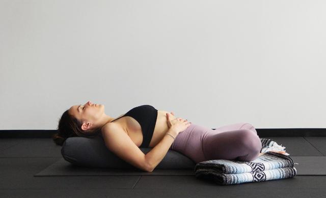 瑜伽腿盖冥想毯子要上几圈_练瑜伽的毯子叫什么_瑜伽冥想腿上要盖个毯子