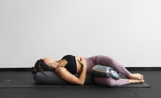 练瑜伽的毯子叫什么_瑜伽冥想腿上要盖个毯子_瑜伽腿盖冥想毯子要上几圈