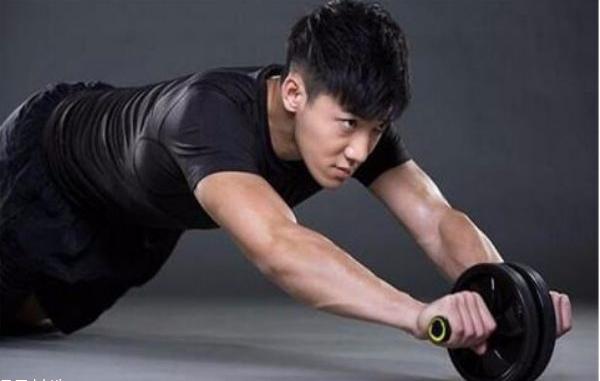 腹肌轮几个轮的好_提升腰腹部力量_腹肌轮训练好处