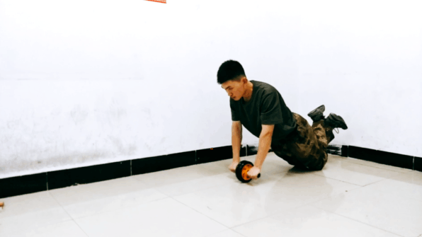 腹肌轮正确姿势_腹肌轮几个轮的好_腹肌轮跪姿训练