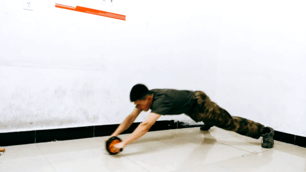 腹肌轮正确姿势_腹肌轮几个轮的好_腹肌轮跪姿训练