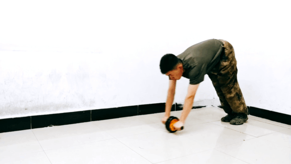 腹肌轮几个轮的好_腹肌轮跪姿训练_腹肌轮正确姿势