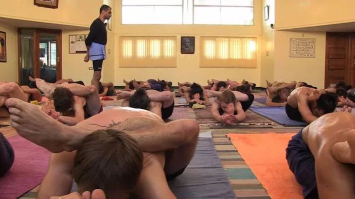 瑜伽一天中什么时间练比较好_瑜伽一天几个小时最好呢_一天中练瑜伽最佳时间