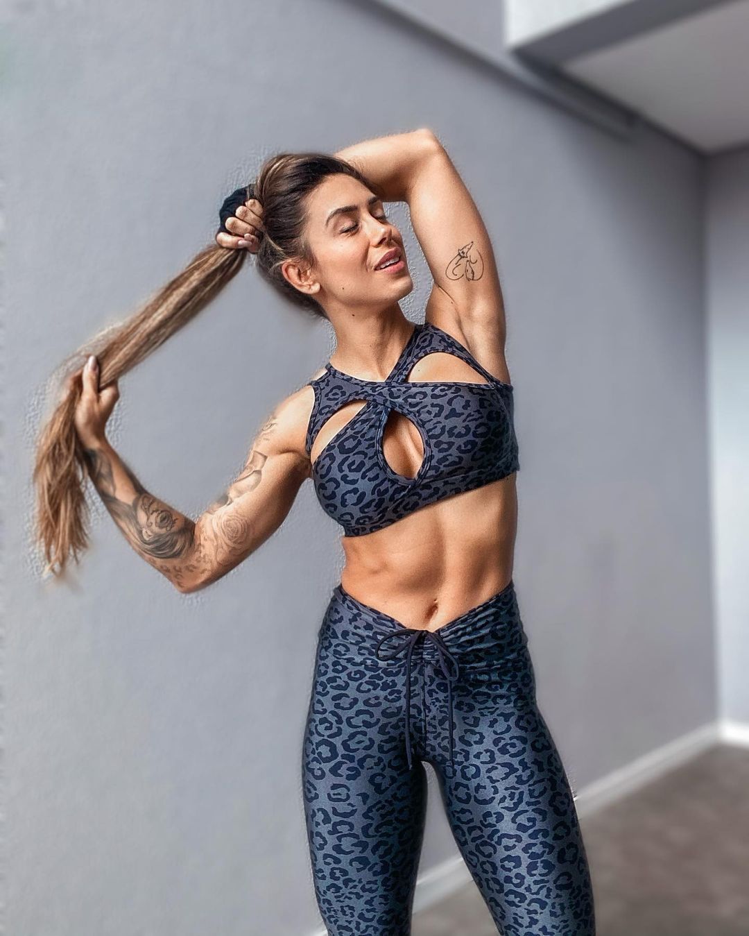 娜塔莉亚健身训练计划_娜塔莉亚饮食指南_健身房做什么运动练马甲线