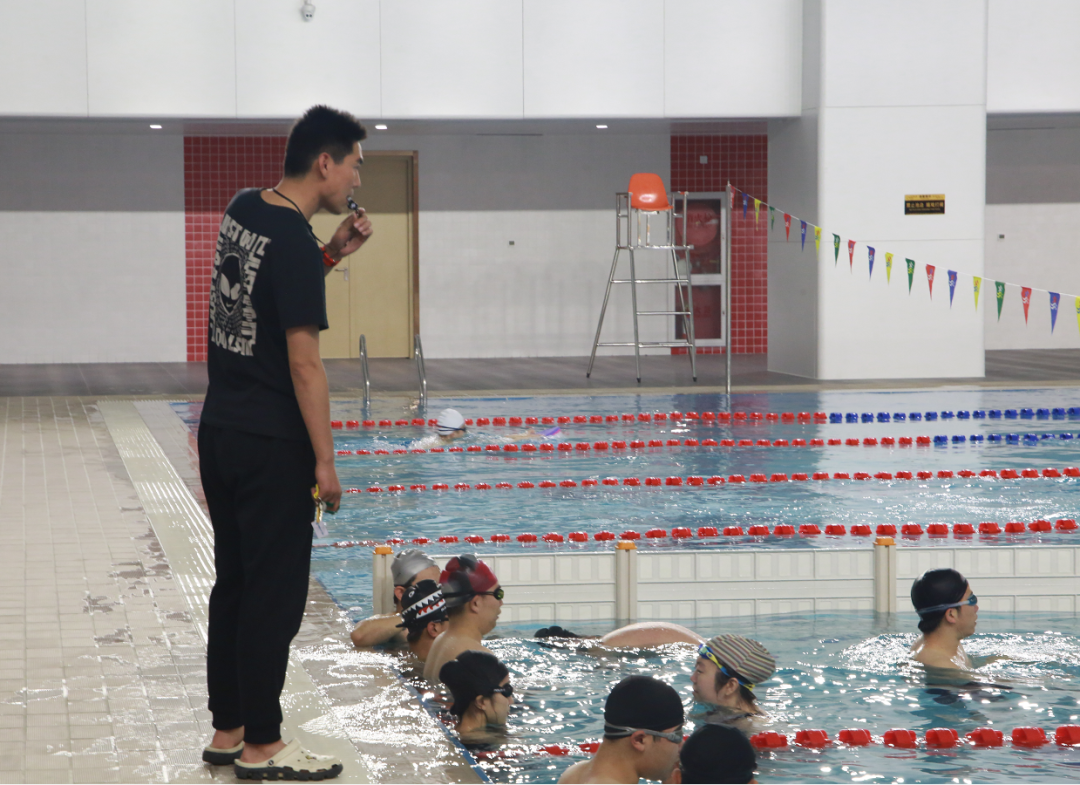 龙门练胸标准动作图解_龙门综合训练器_什么是龙门式机器人