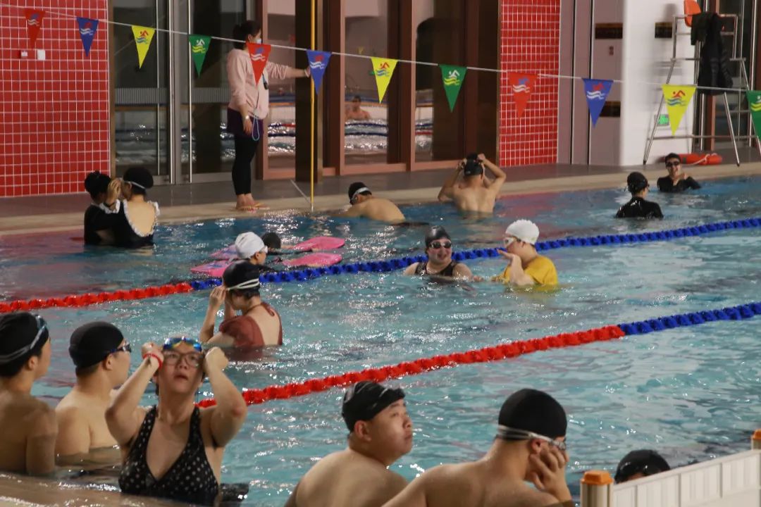 龙门练胸标准动作图解_龙门综合训练器_什么是龙门式机器人