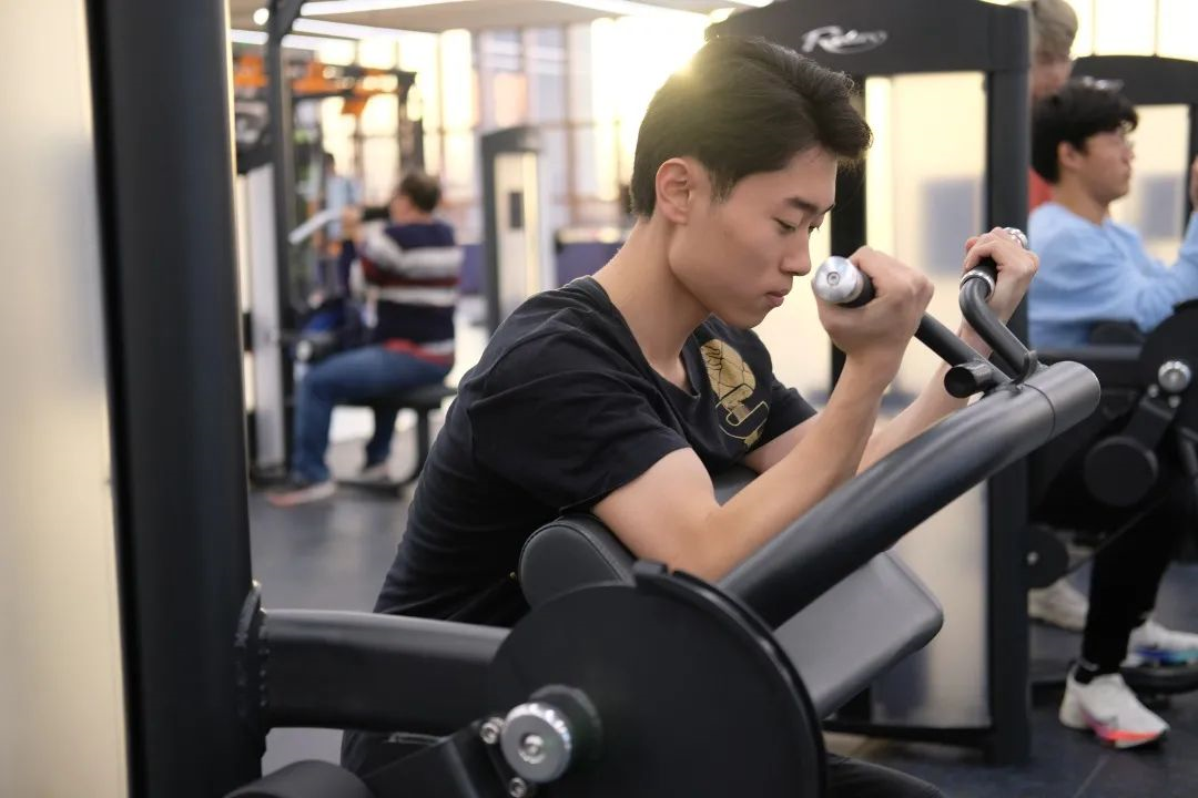 龙门练胸标准动作图解_龙门综合训练器_什么是龙门式机器人