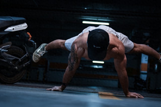 pg电子麻将胡了入口下载 光靠俯卧撑，练出“硕大”胸肌？别被骗了！真相远比你想的残酷