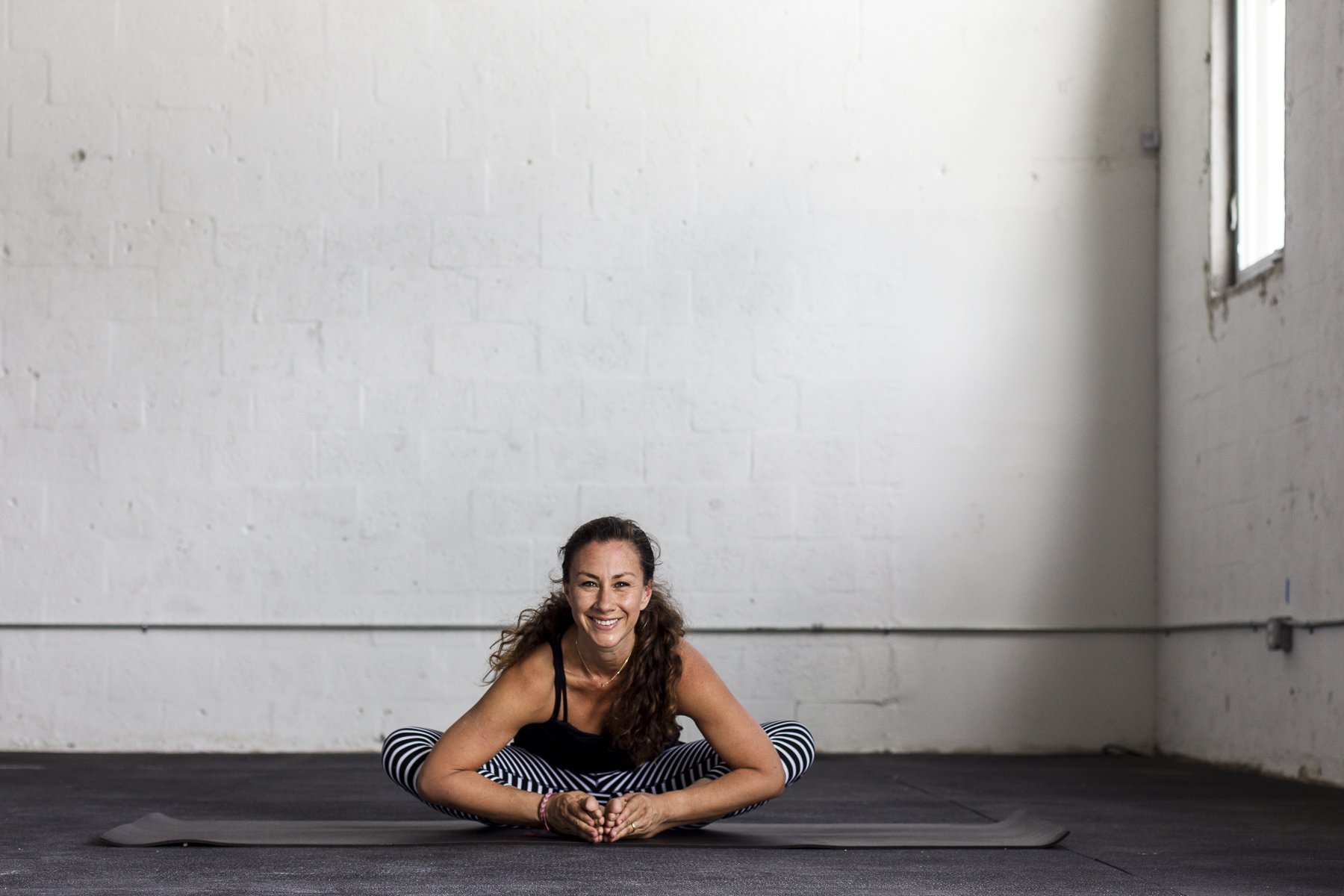 压力臀部存储情绪瑜伽姿势_瑜伽打开髋部改善情绪_瑜伽猫牛单腿伸展变体