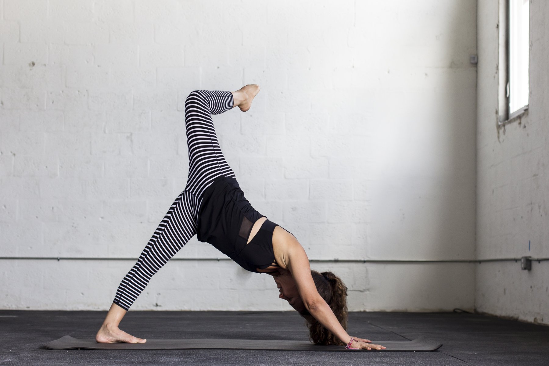 压力臀部存储情绪瑜伽姿势_瑜伽猫牛单腿伸展变体_瑜伽打开髋部改善情绪