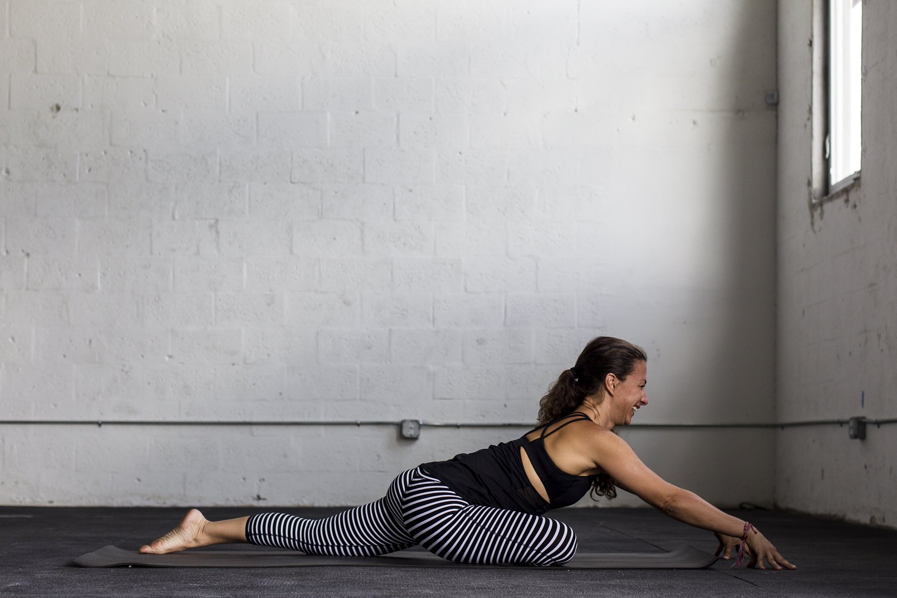 瑜伽猫牛单腿伸展变体_瑜伽打开髋部改善情绪_压力臀部存储情绪瑜伽姿势