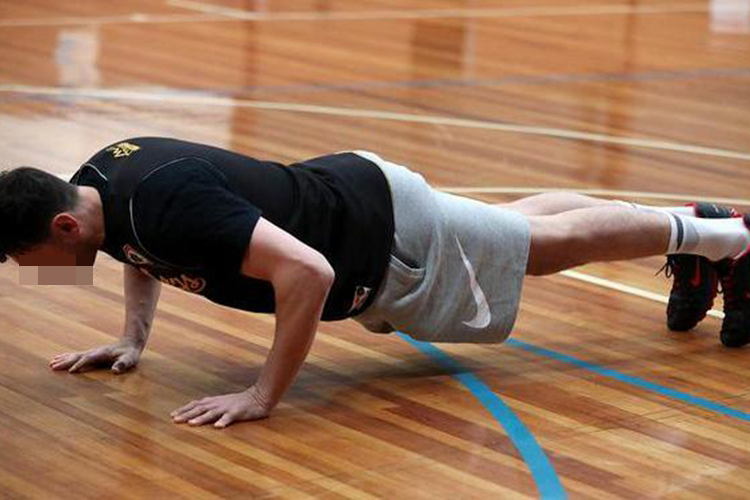 胸部锻炼方法_增强胸部肌肉动作_上胸的锻炼