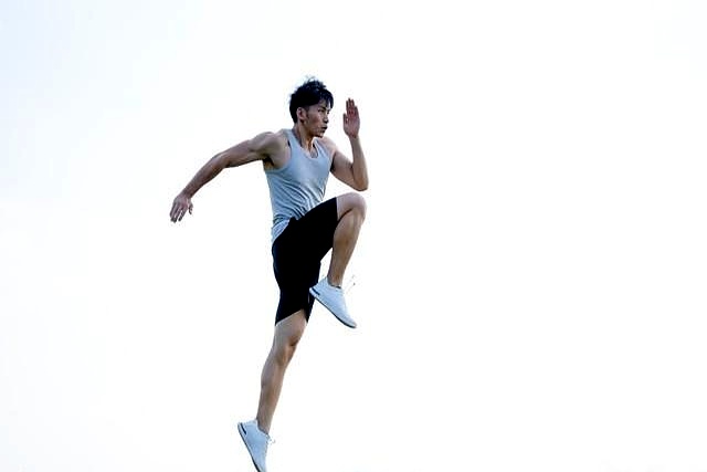 俯卧撑深蹲健步跳_胸肌哥7大锻炼方法增强胸肌_30岁后肌肉流失锻炼方案