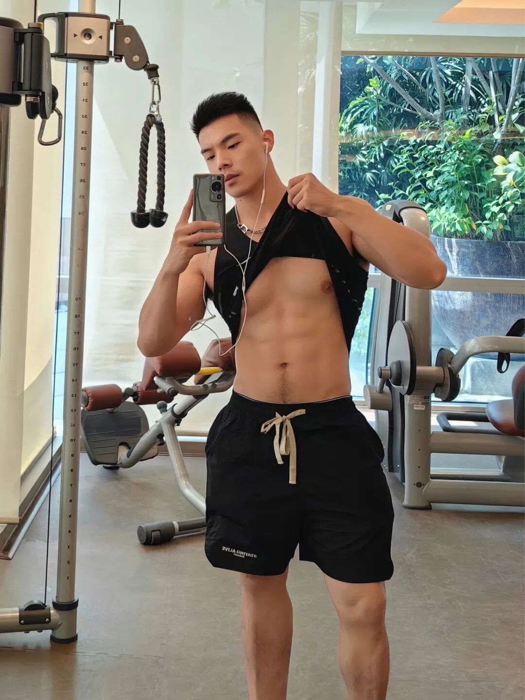 胸肌哥7大锻炼方法增强胸肌_肌肉男身材_健身激励