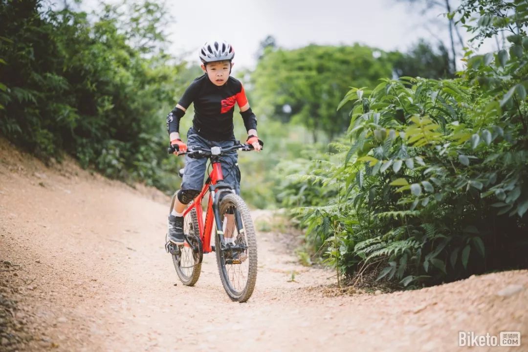 迪卡侬健身自行车_ROCKRIDER ST900 SPORT TRAIL测评_迪卡侬ROCKRIDER ST900 24寸山地车