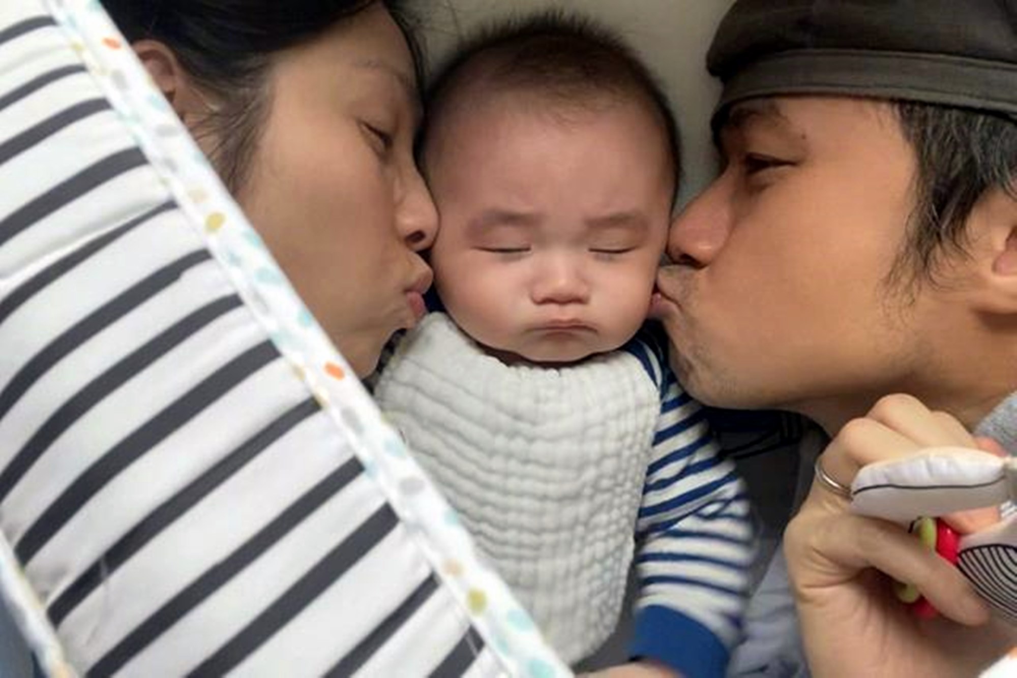 婴儿翻身回来训练图示_宝宝竖抱姿势_宝宝竖抱时间