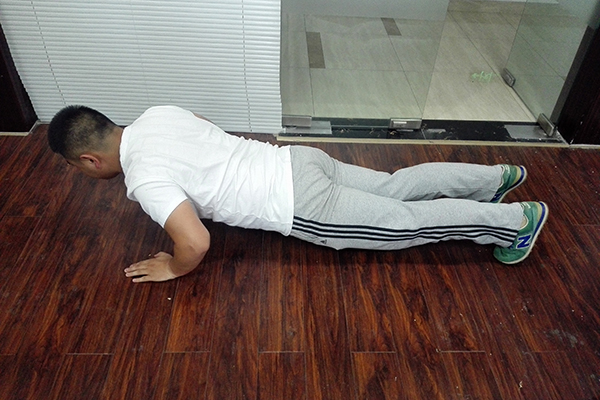 俯卧撑做多少天有效果_俯卧撑做一天休息几天_俯卧撑天天做还是隔天做好