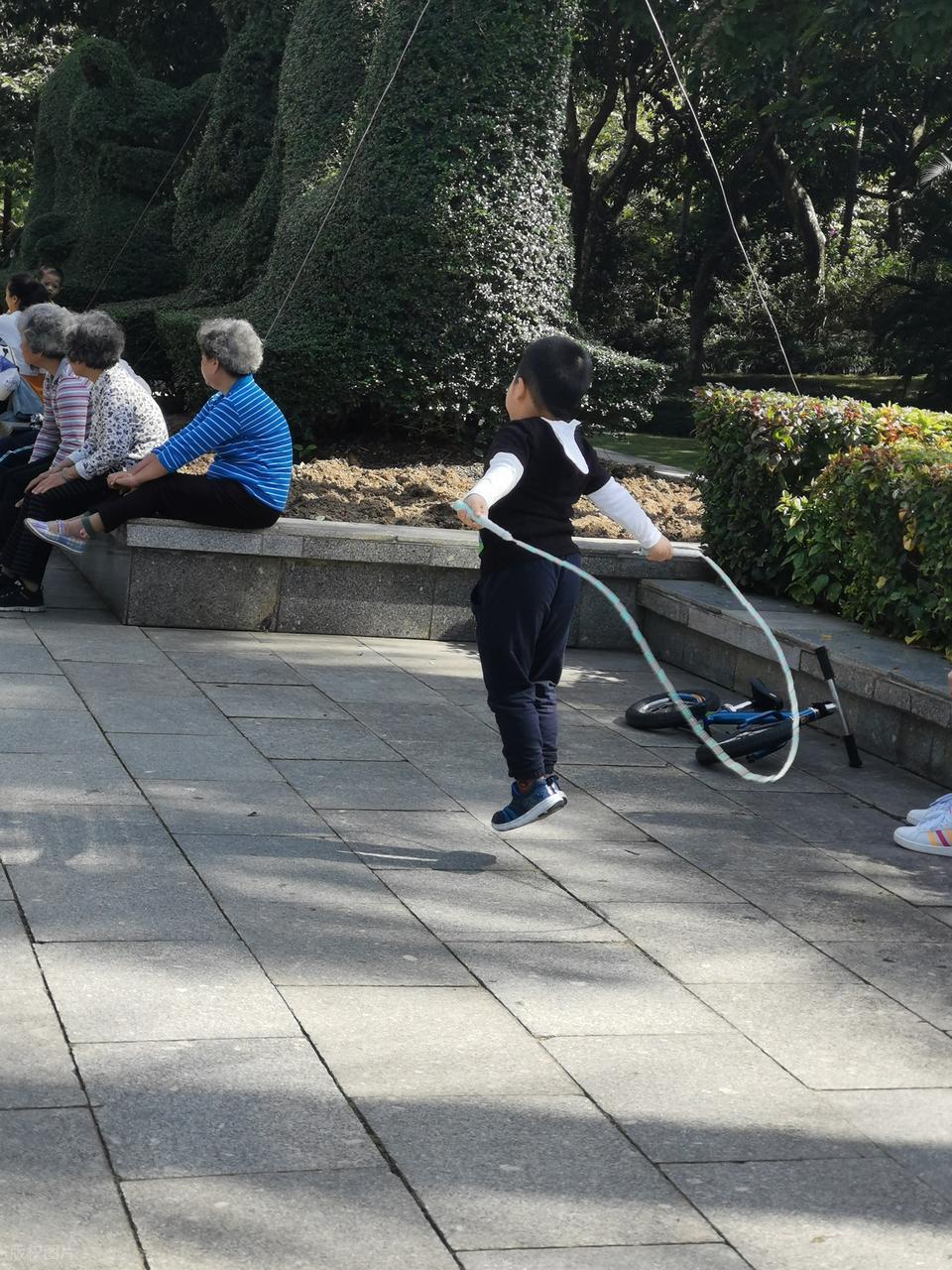 冬季学生体育锻炼的重要性_冬季儿童户外运动_科学锻炼增强体质