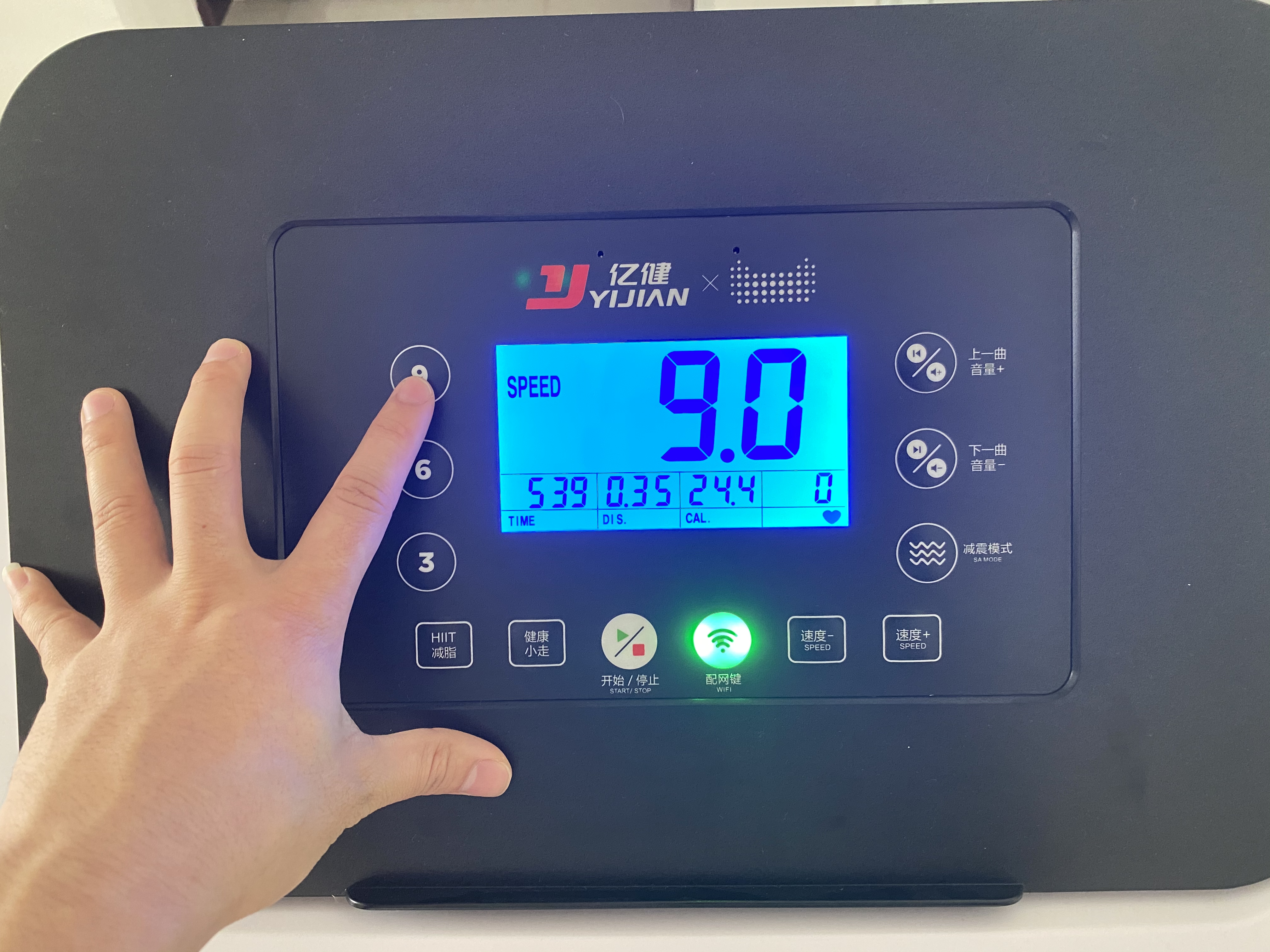 亿健精灵ELF跑步机 语音控制 多功能健身器材_练跑步机时适合听的歌