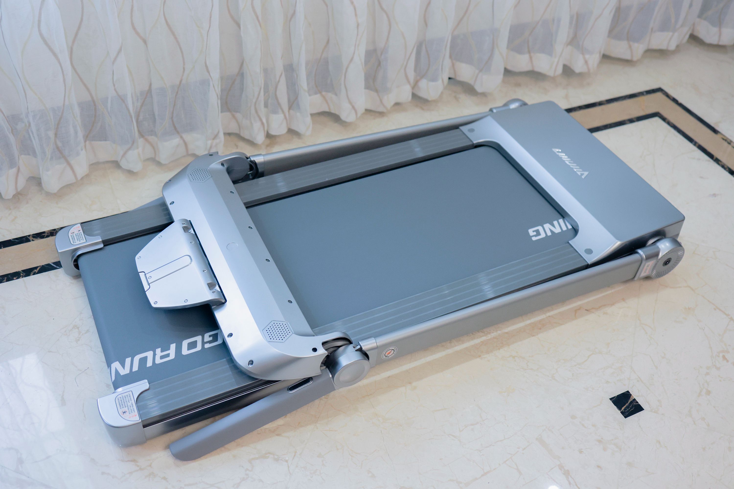 什么牌子的家用跑步机好_荣耀亲选磁悬浮减震跑步机品质做工分析_荣耀亲选磁悬浮减震跑步机免安装收纳设计