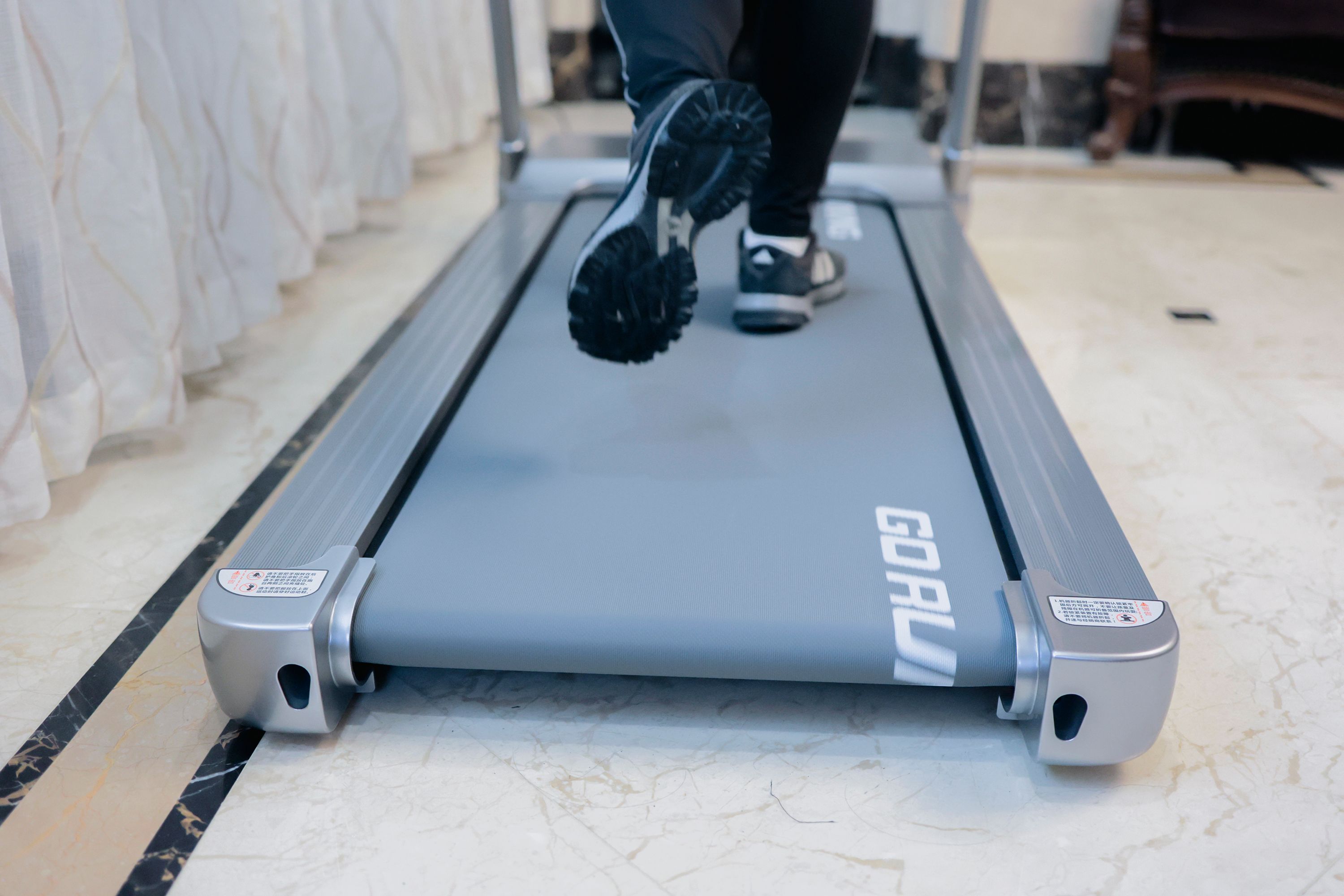 什么牌子的家用跑步机好_荣耀亲选磁悬浮减震跑步机免安装收纳设计_荣耀亲选磁悬浮减震跑步机品质做工分析