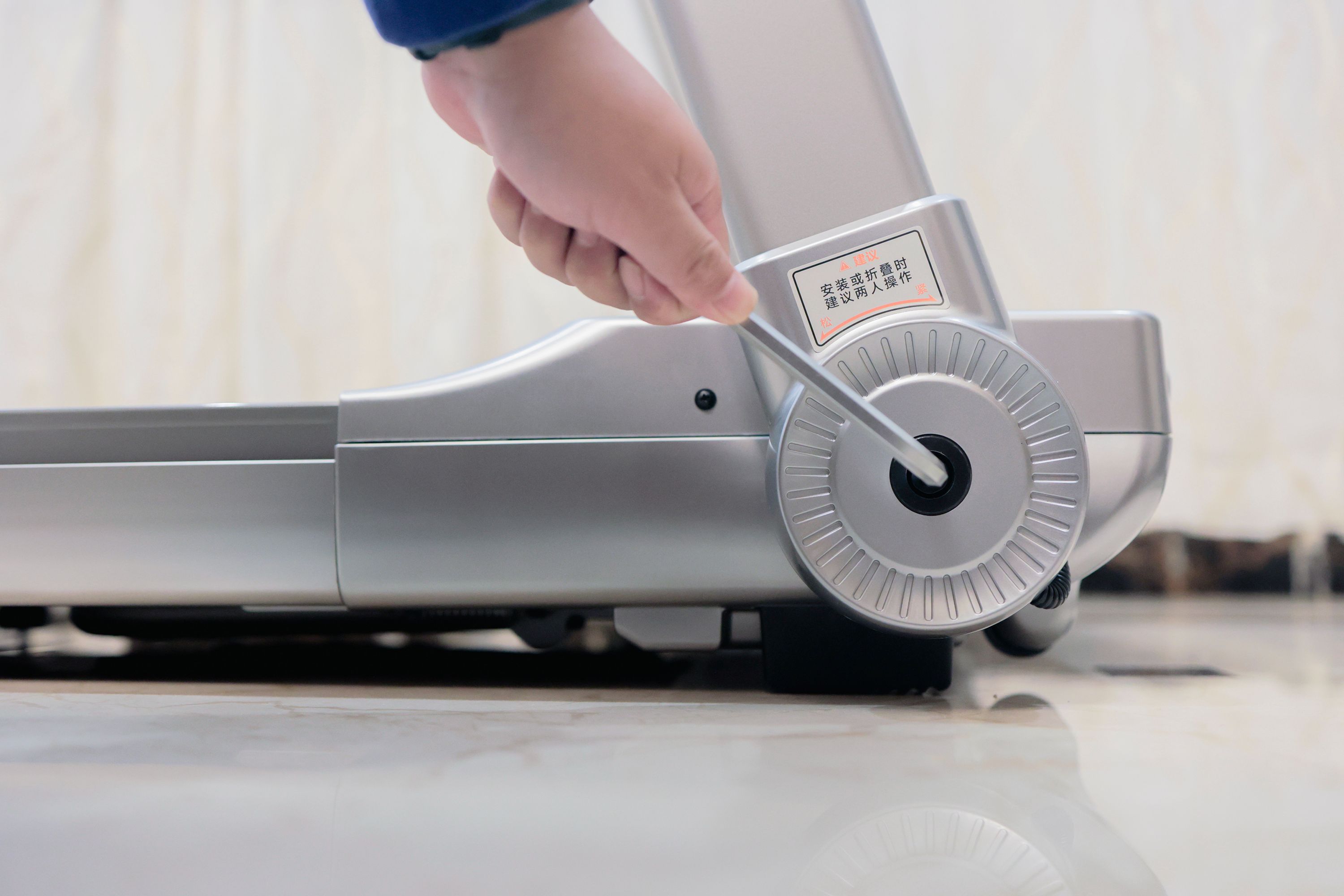 什么牌子的家用跑步机好_荣耀亲选磁悬浮减震跑步机品质做工分析_荣耀亲选磁悬浮减震跑步机免安装收纳设计