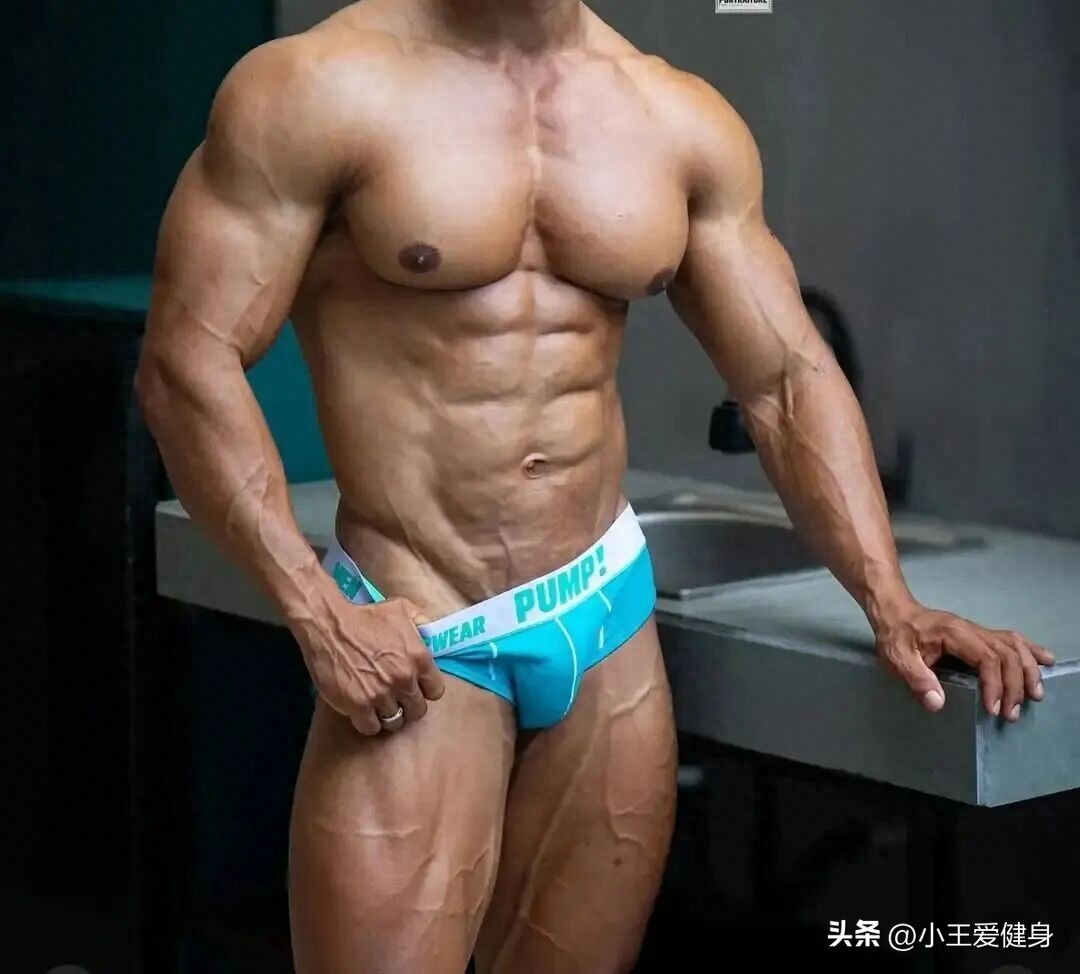 精准刺激胸肌上中下_去健身房练胸肌都有哪些动作_胸部训练计划动作模式