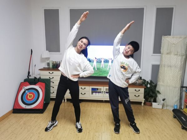 pg娱乐电子游戏 一起来运动，这所小学家长和孩子们同做广播体操