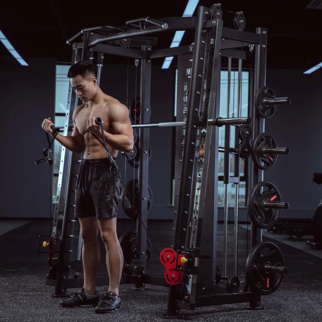 卧推架使用方法_深蹲卧推架选购指南_综合训练器 胸肌