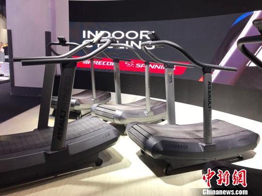 参展商展出的无动力跑步机。　王子涛 摄