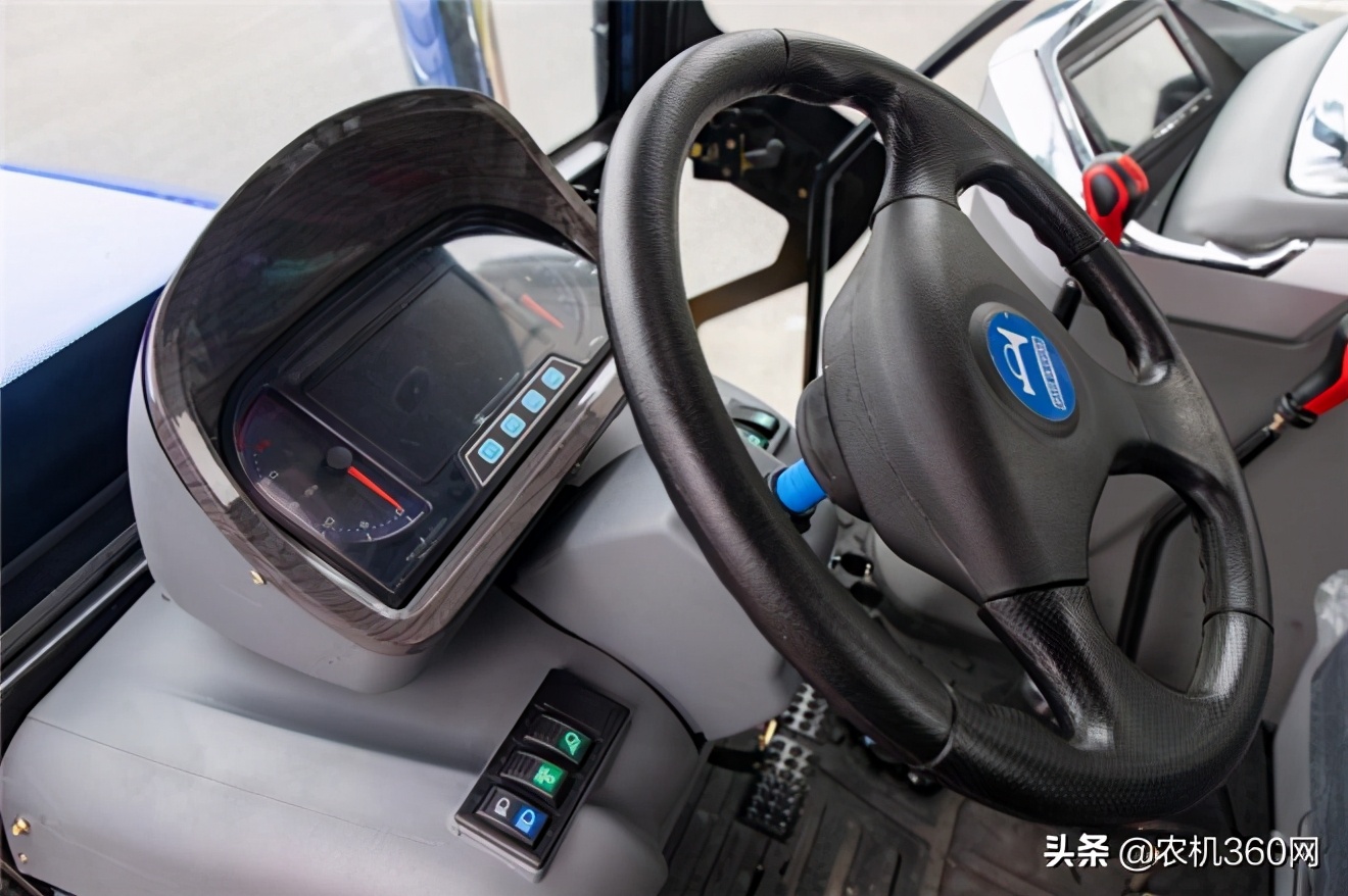 佳木斯农机经销商名单_迪玛驰拖拉机经销商催货 孟祥瑞扬州蹲守 迪玛驰拖拉机市场火爆