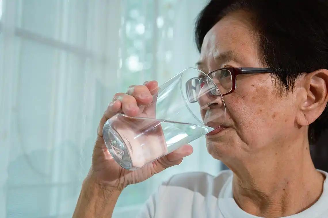 运动前能喝水吗_糖尿病饮水方式_血糖控制饮水建议