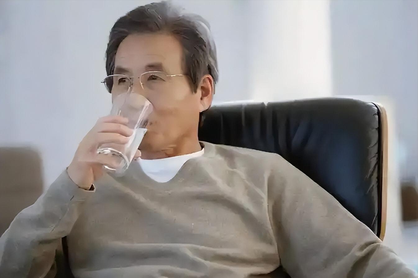 运动前能喝水吗_糖尿病饮水方式_血糖控制饮水建议