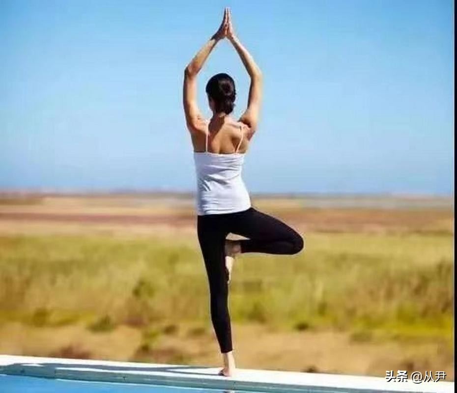 瑜伽拉力带锻炼方法_基础体式教学_瑜伽入门指南