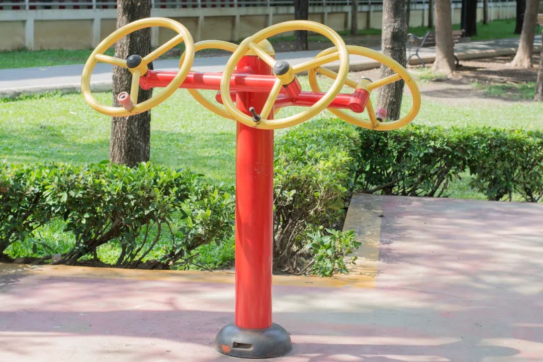 健身房腹肌锻炼方法_小区健身器材使用方法_太空漫步机正确用法