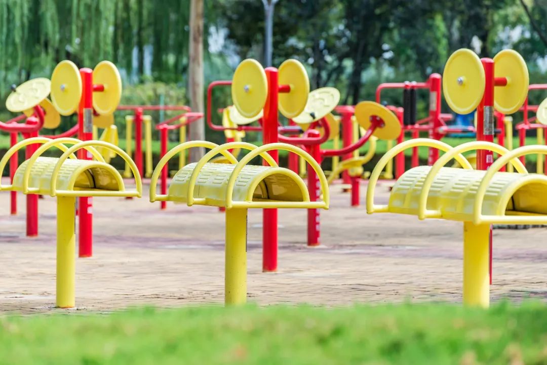 小区健身器材使用方法_太空漫步机正确用法_健身房腹肌锻炼方法