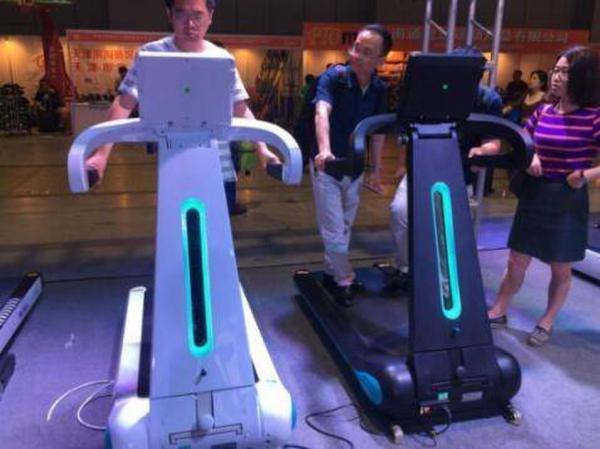 被汇强跑步机骗了_中国国际体育用品博览会2017_汇强i8跑步机