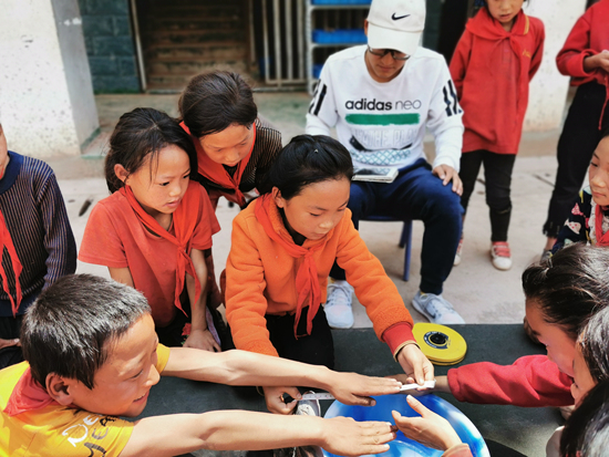 运动跑步怎么画_小朋友跑步运动简笔画_运动跑步的简笔画