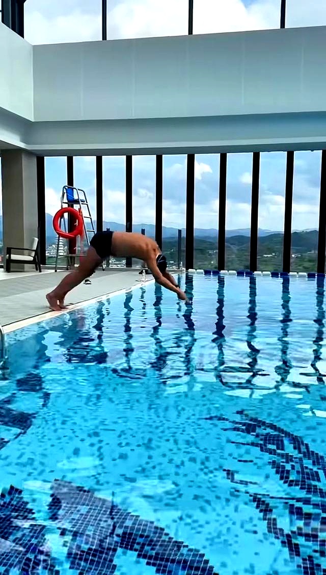 王德顺健身方法_中老年人锻炼身体视频_89岁跳泳池