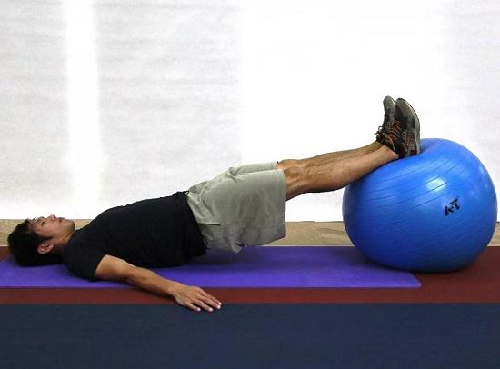 瑞士球仰卧搭桥