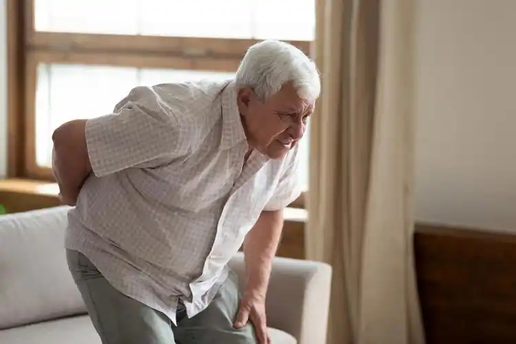 腰椎间盘突出 久坐不动 低头玩手机_腰椎间盘突出不能弯腰