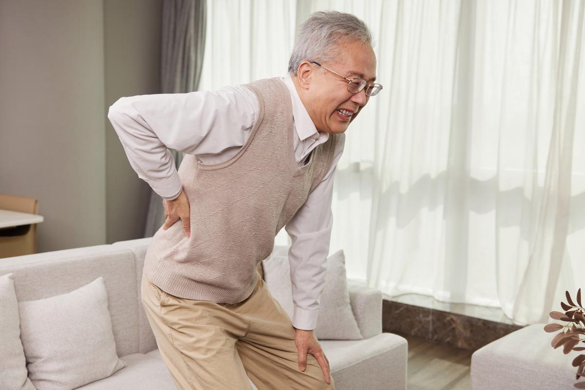 腰椎间盘突出不能弯腰_腰椎间盘突出 久坐不动 低头玩手机