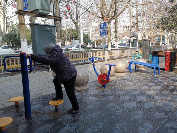 巅峰国际pg平台官网 室外健身器材消毒情况堪忧 多数市民使用并未戴手套