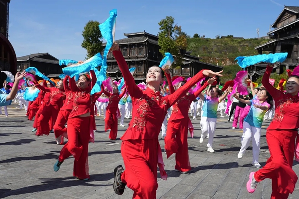 2025年全国老年人健身广场舞大联动（全国主会场）活动在贵州雷山启动_fororder_5